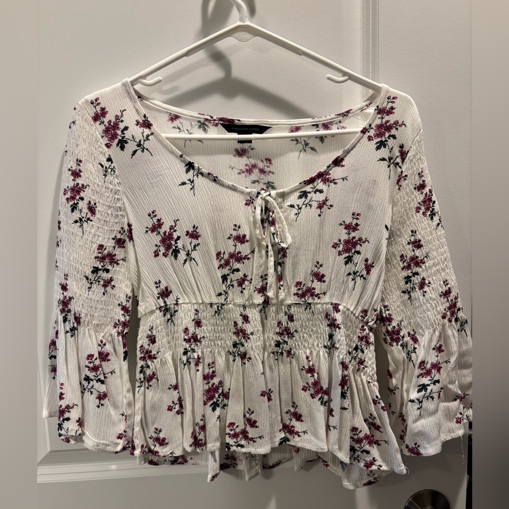 American eagle. Size XS. Washed but never worn. Cropped blouse